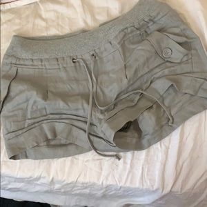 Gray shorts with pockets and tie in front